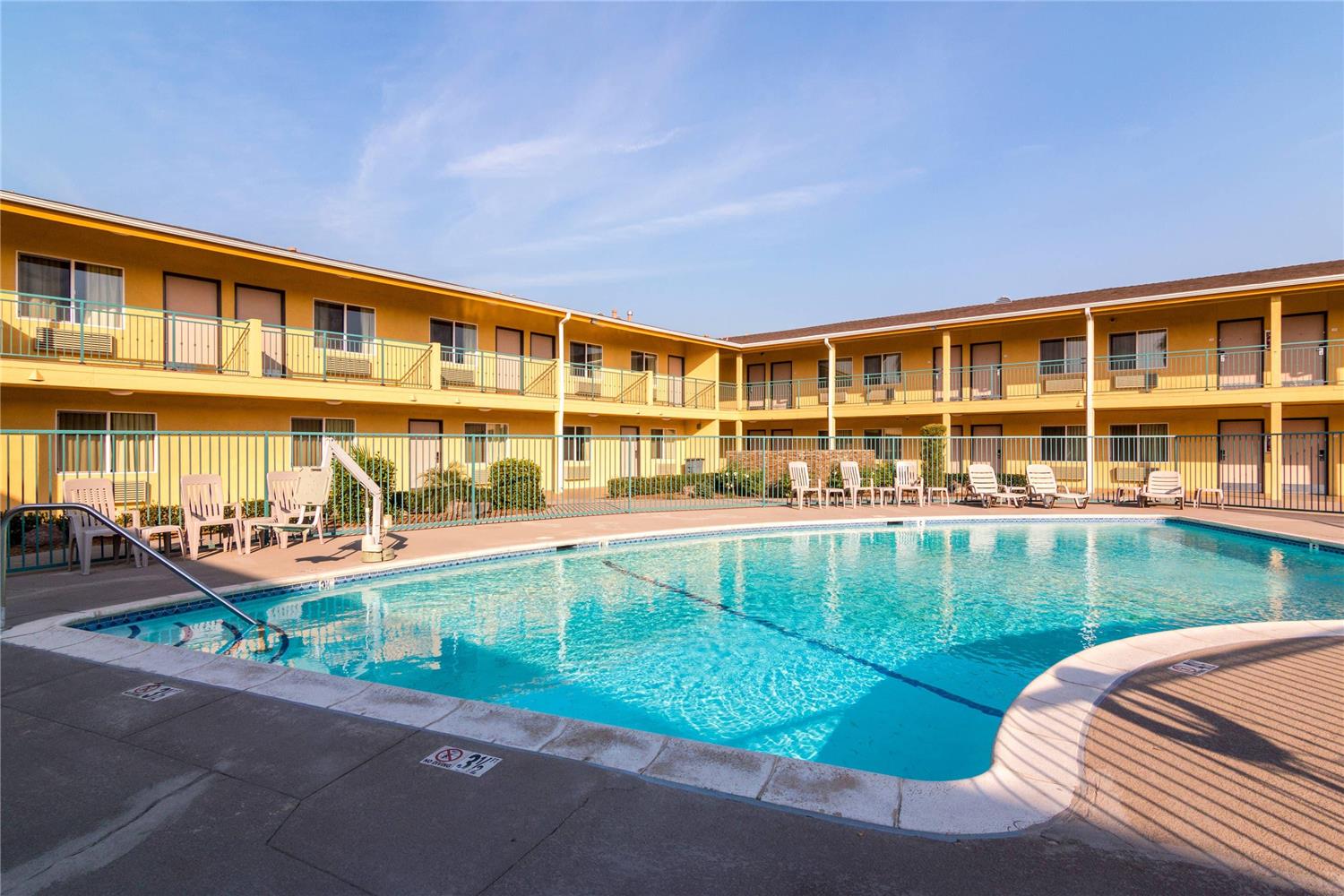 Quality Inn & Suites near Downtown Bakersfield 25/31