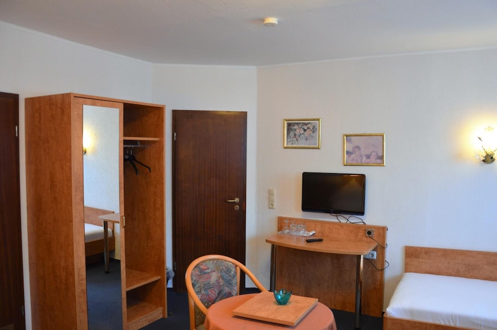 Steen S Hotel 24/36