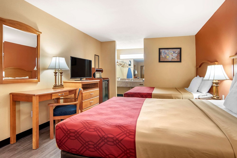 Standard, 2 Queen Beds, Econo Lodge Inn & Suites Evergreen 4/10