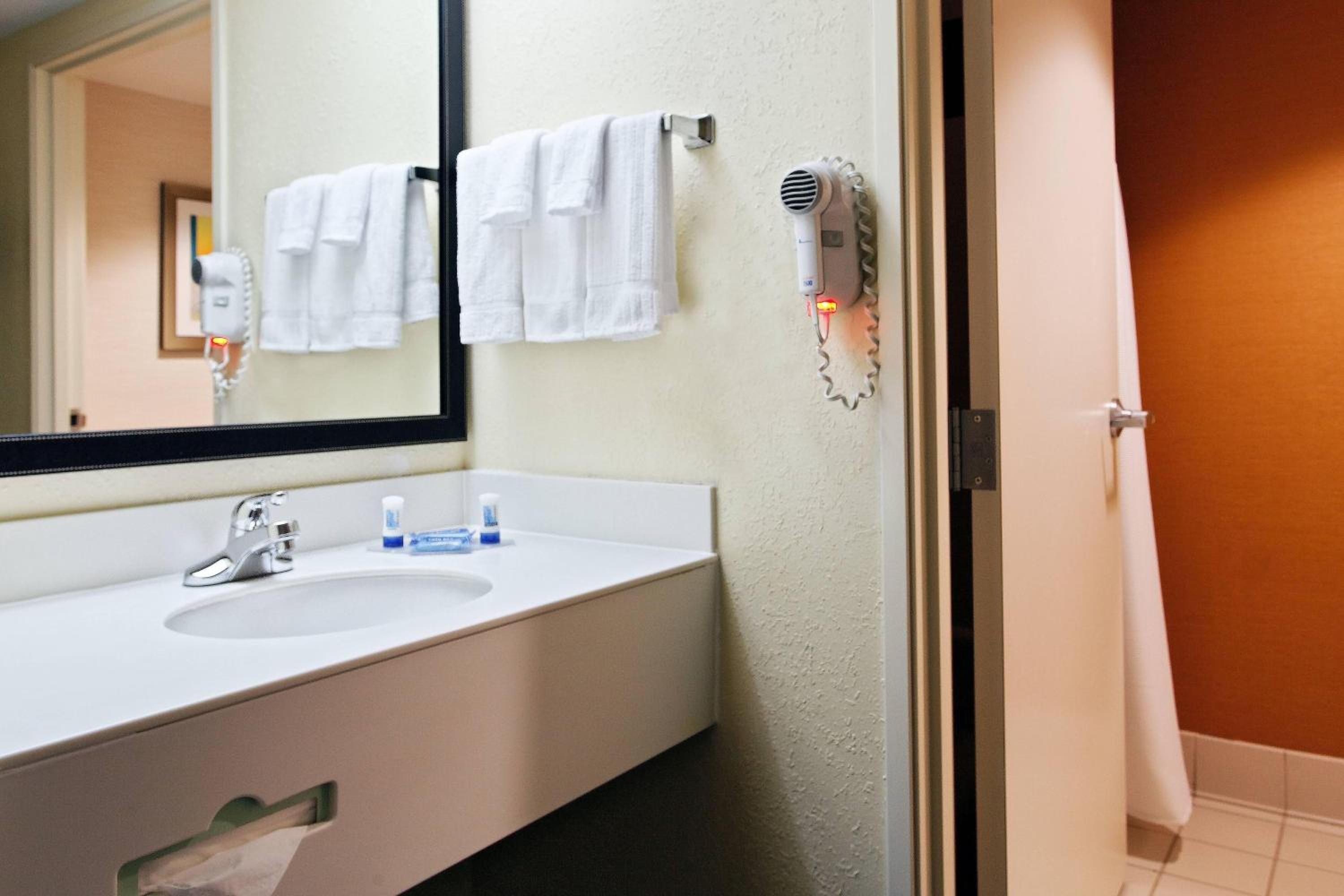 غرفة بسرير كينج بحوض استحمام لذوي الإعاقة، Fairfield Inn Suites Charlotte Arrowood 3/5