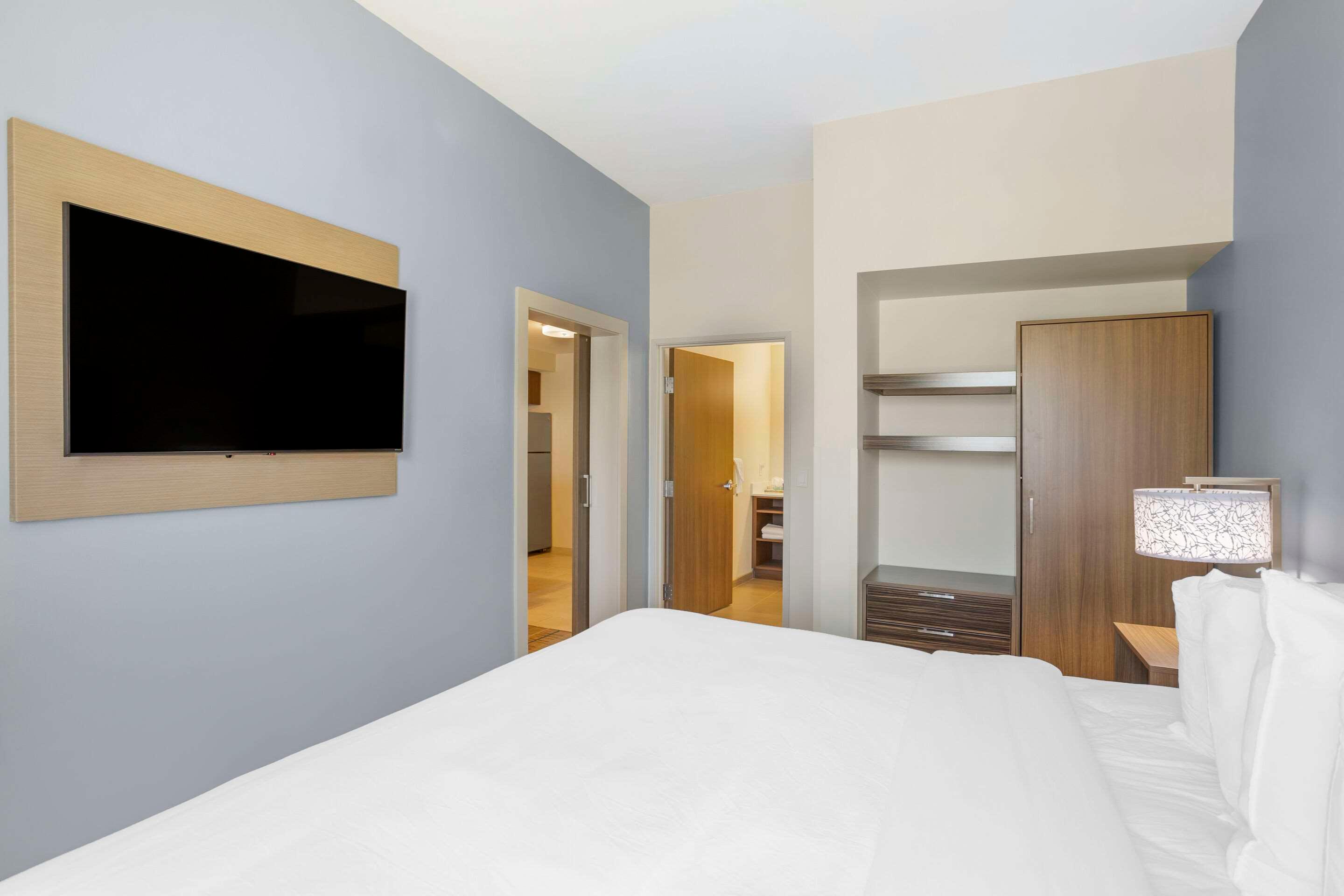 Efficiency, Suite, King Bed, Accessible