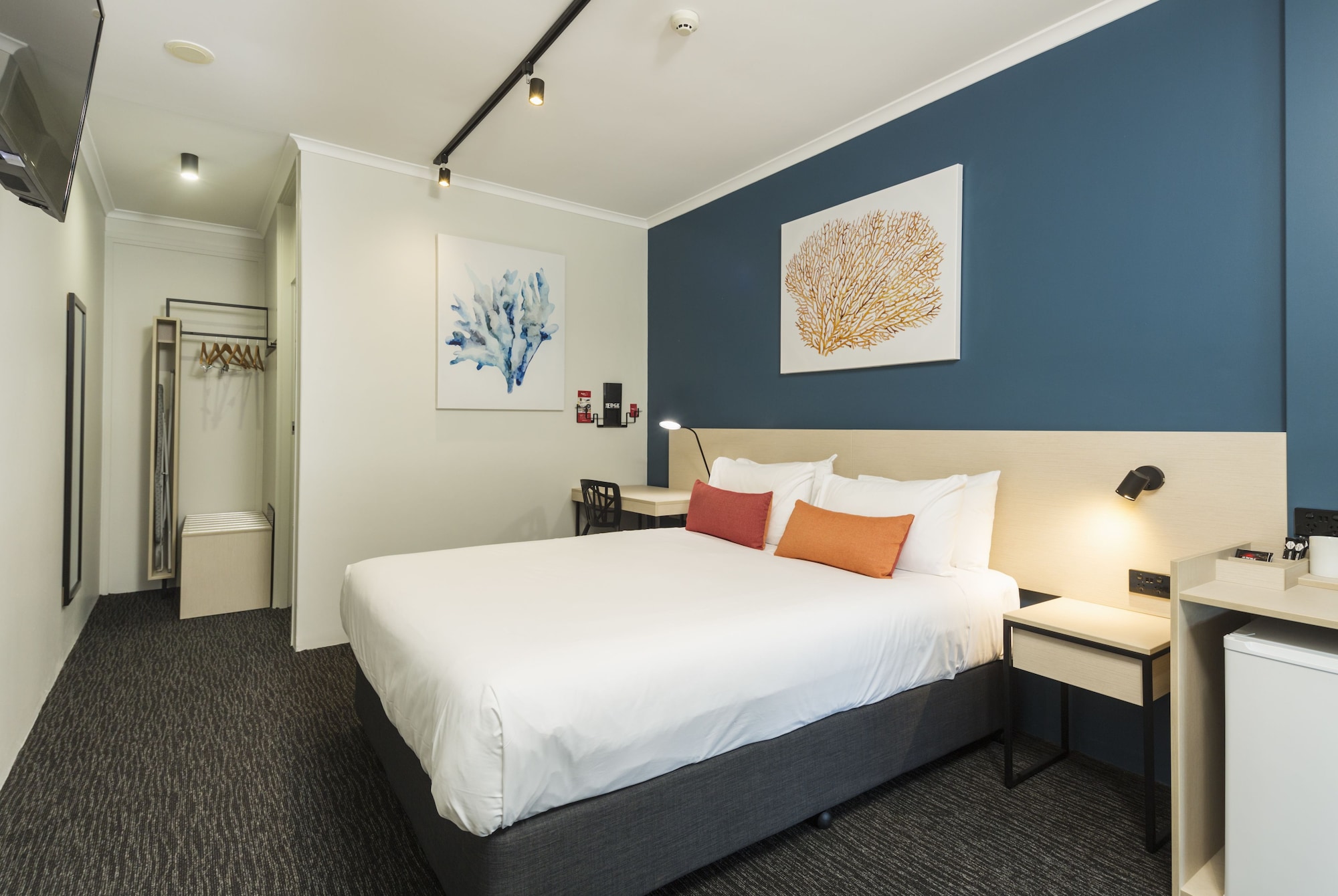 STUDIO, QUEEN BED
