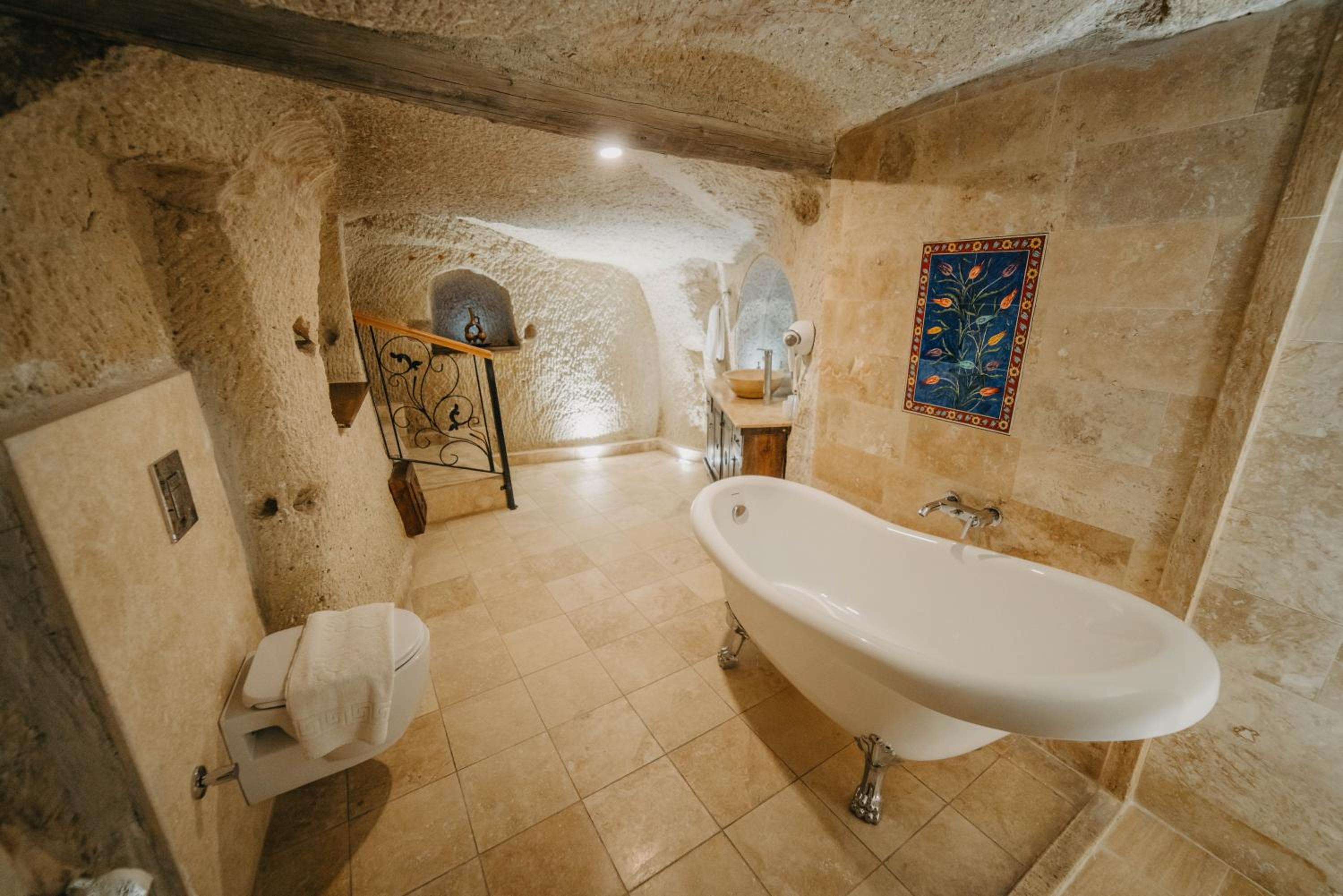Cave, Superior, Bathtub, Ground Floor