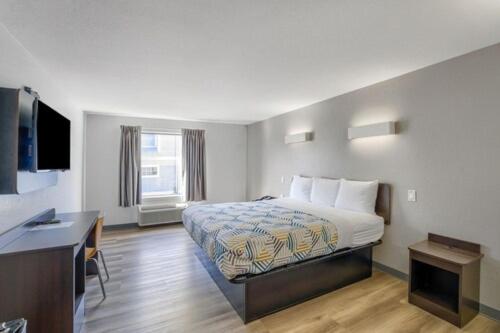 ROOM, KING BED