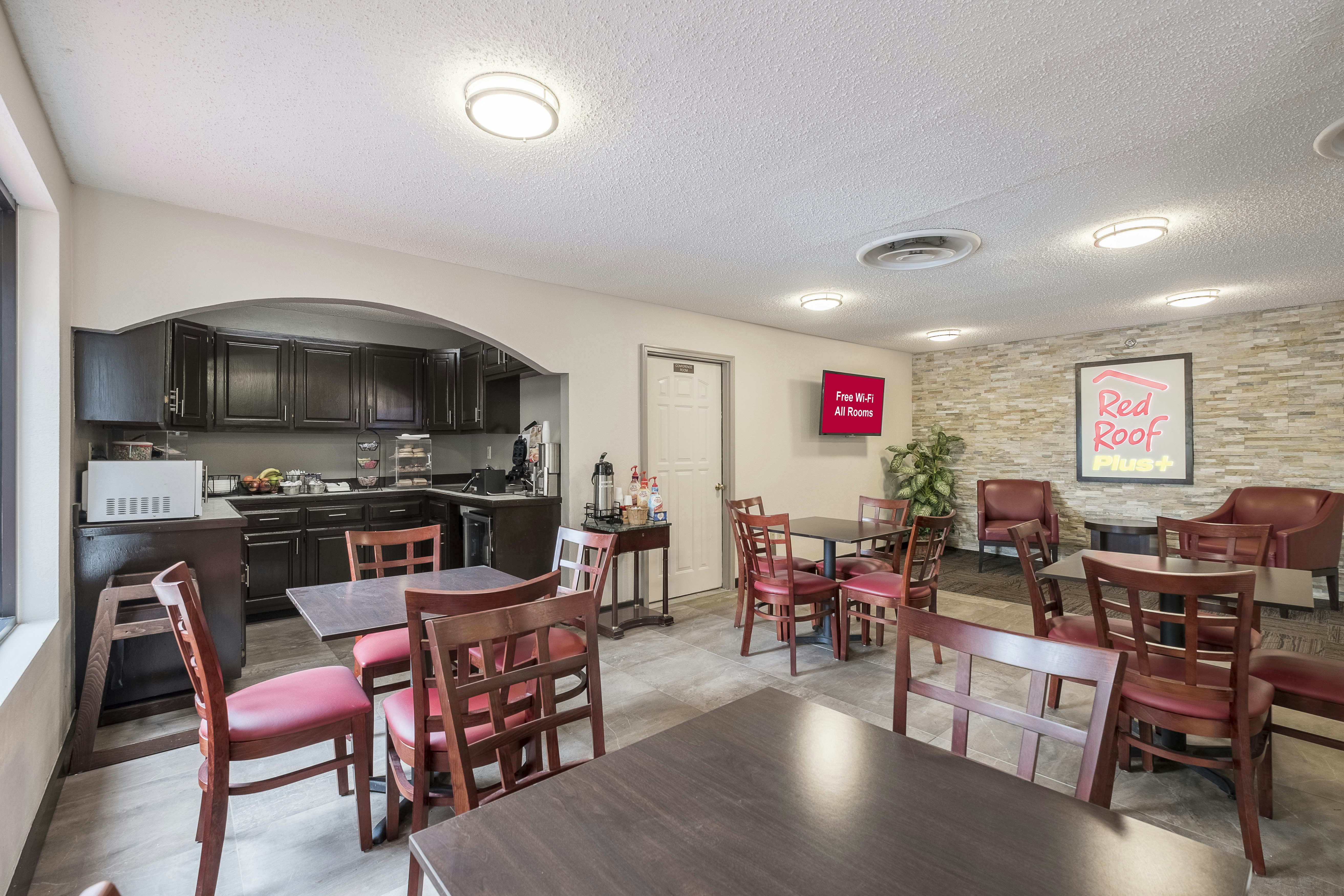 Red Roof Plus Suites Opelika 16/18
