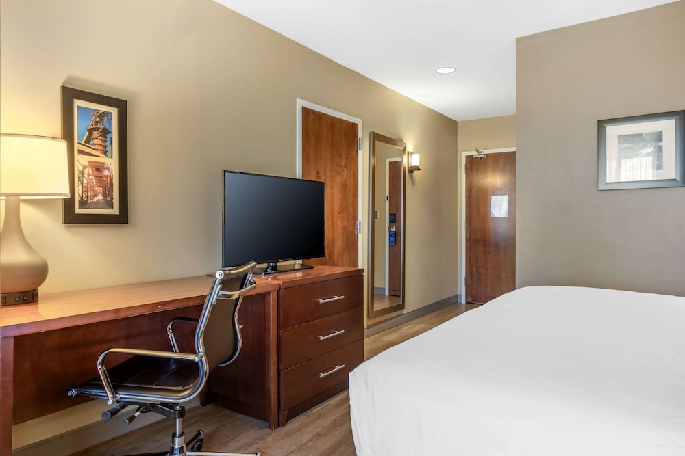 Comfort Inn & Suites At Crossplex Village 42/50