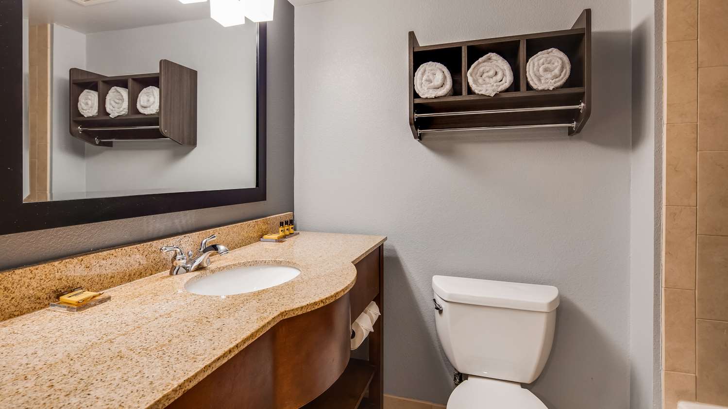 غرفة بسرير كينج مع أريكة، Best Western Plus Champaign/Urbana Inn 4/4
