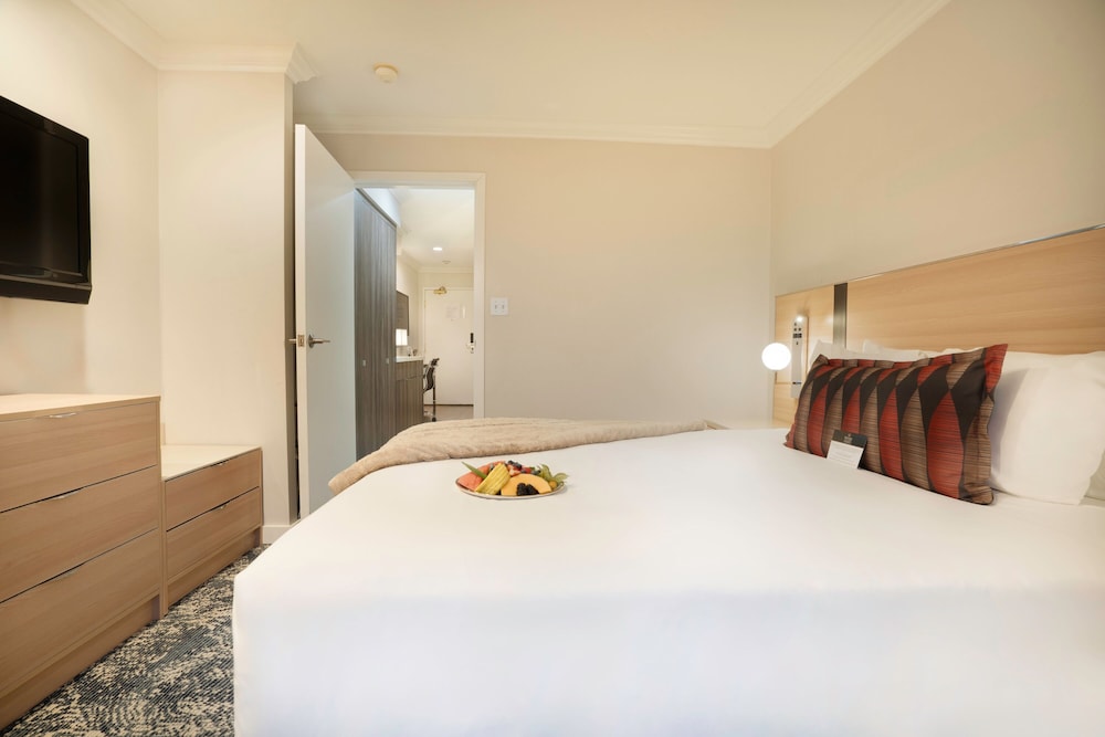Executive Suites Hotel and Conference Centre Metro Vancouver 23/57