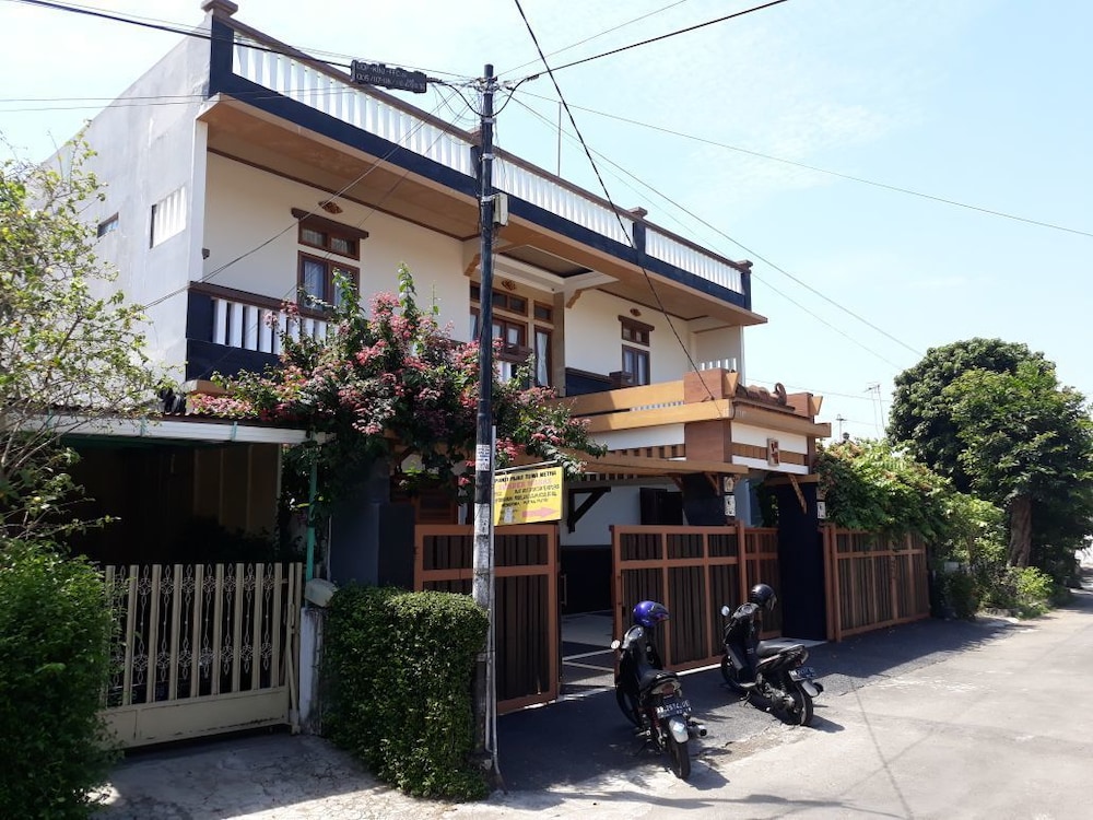 RedDoorz Plus near Lempuyangan Station 4 3/42