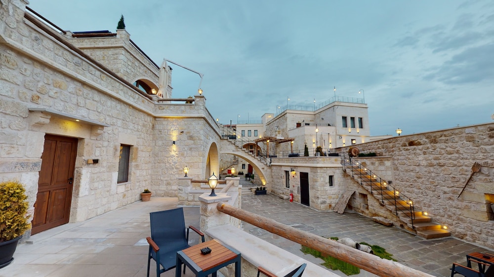 Solem Cave Suites 49/56