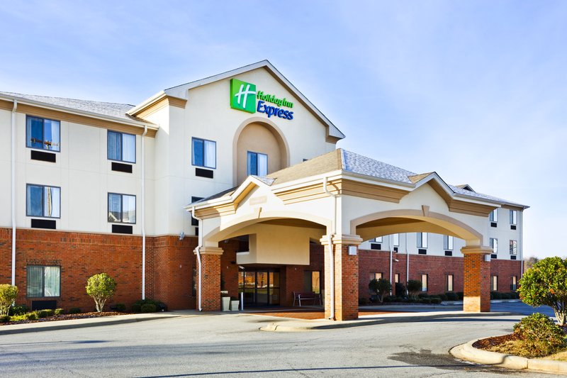 Holiday Inn Express Forest City 3/45