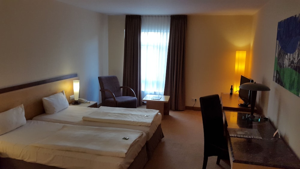 Sorat Insel-Hotel Regensburg 6/50