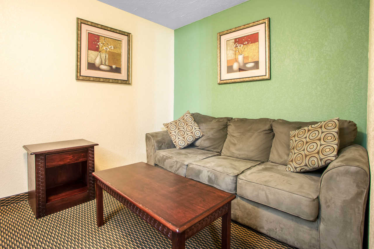 SUITE, KING BED