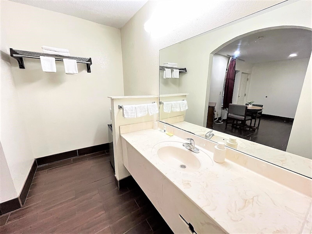 Budget Inn 48/50