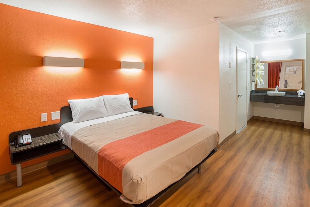 Motel6 Grand Prairie, TX - Near Six Flags Drive 22/44