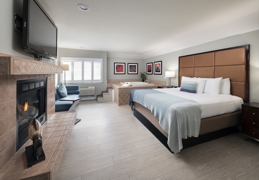 SUITE, KING BED