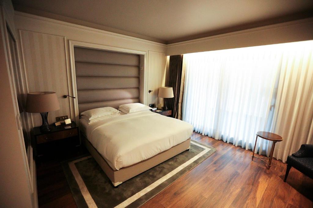 GUEST ROOM, KING BED, ACCESSIBLE