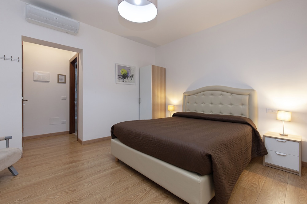 DELUXE, QUEEN BED, COURTYARD VIEW