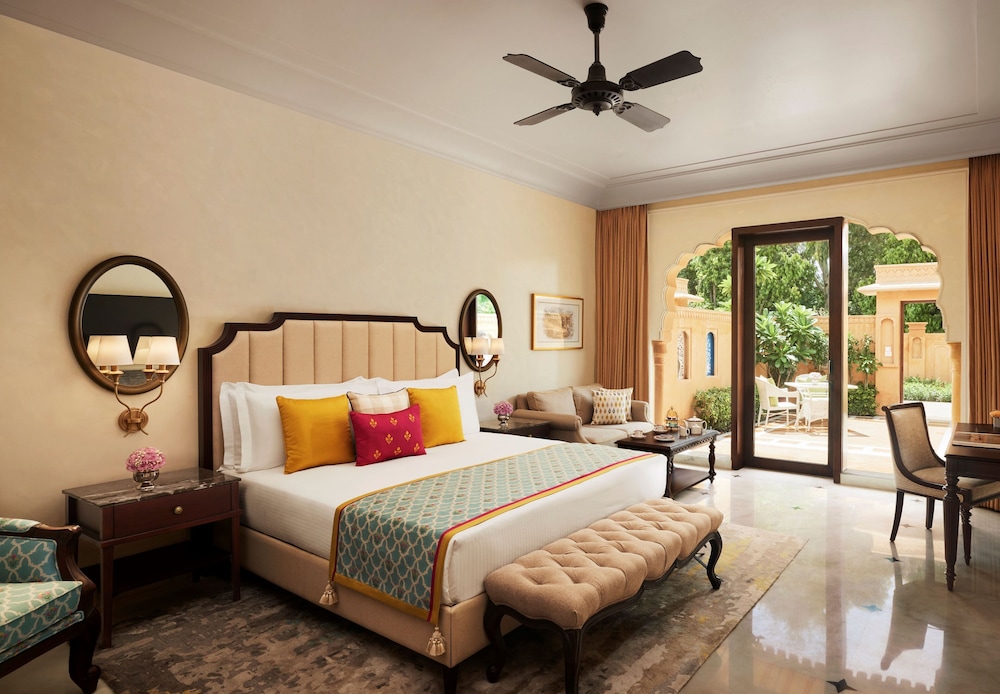 Palace, King Bed