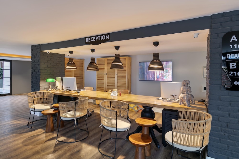 Azuu Boutique Hotel 65/76