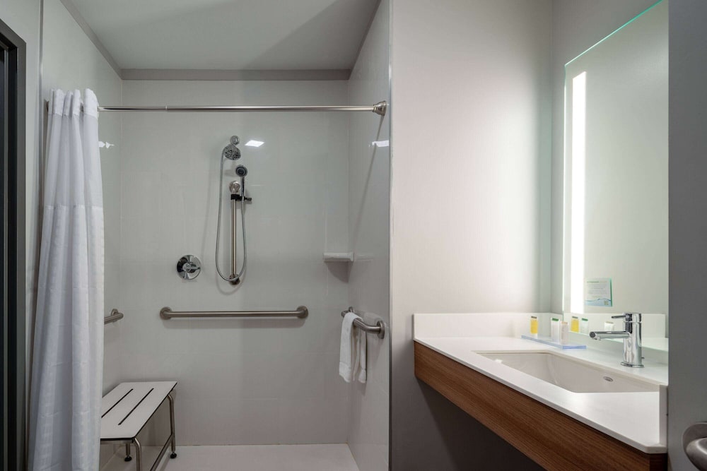 Microtel Inn & Suites by Wyndham Winchester 26/28