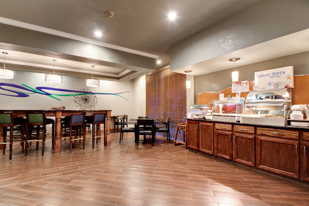 Holiday Inn Express Marshfield (Springfield Area) 31/34