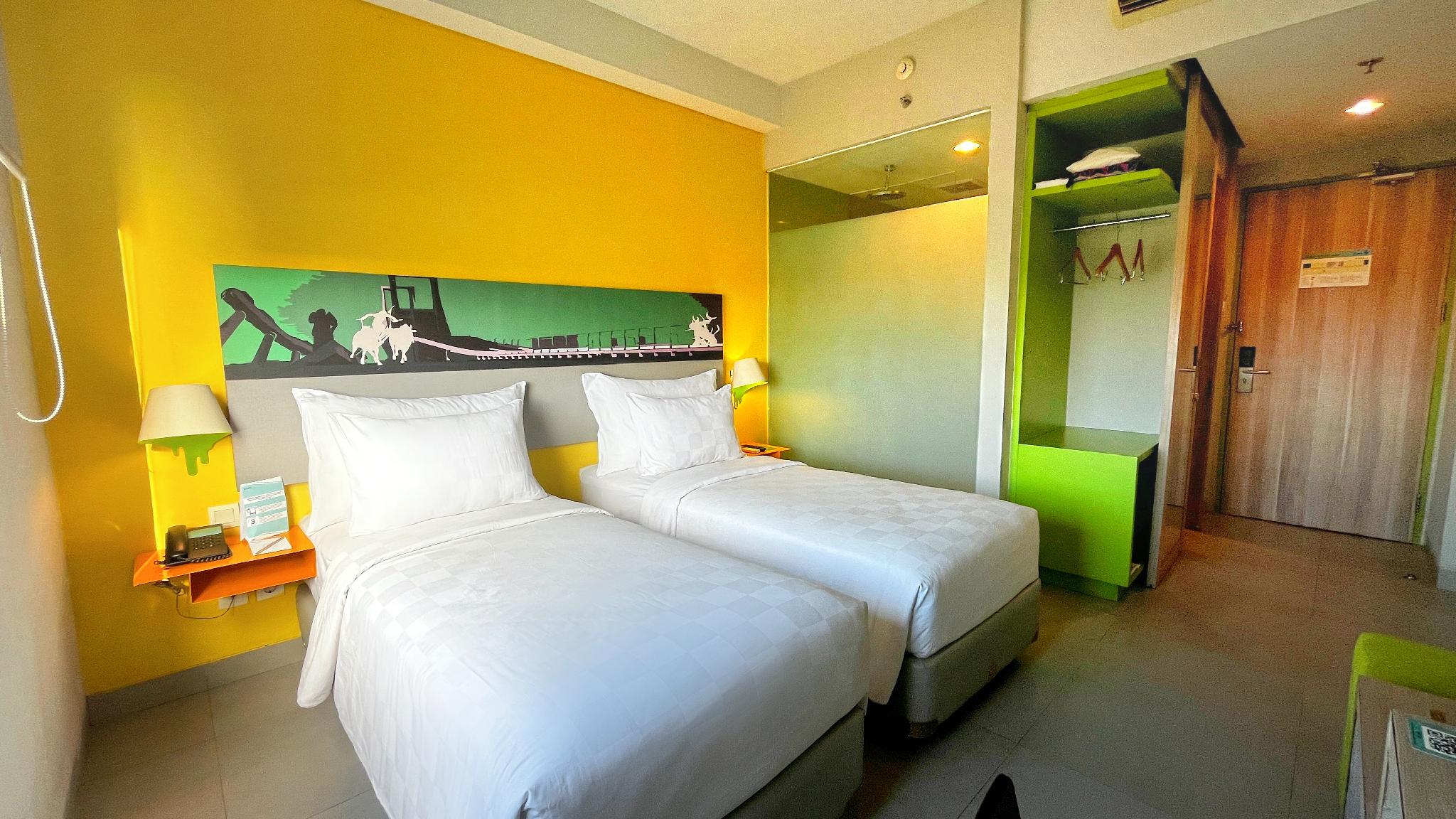 Deluxe Twin, KHAS Surabaya Hotel 2/3