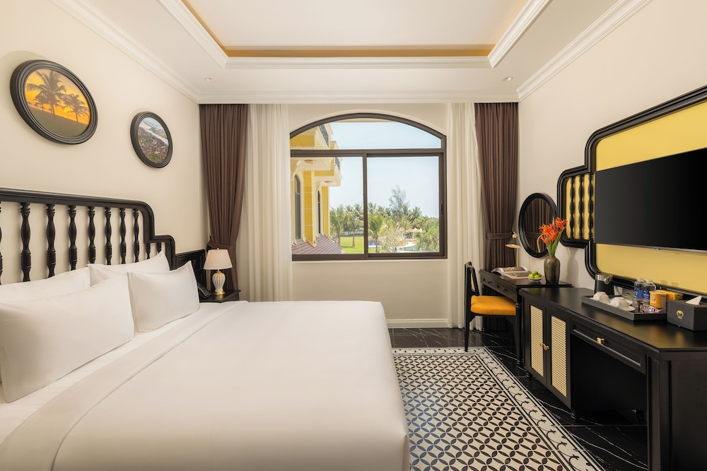 DELUXE, KING BED