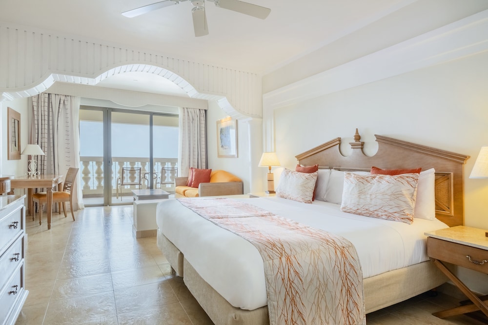 Junior Suite, King Bed, Ocean Front