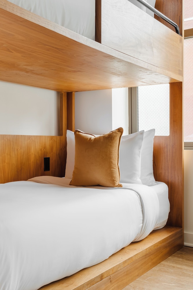 ROOM, DOUBLE BED