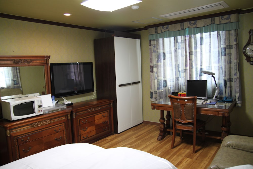 Western Hotel 38/47