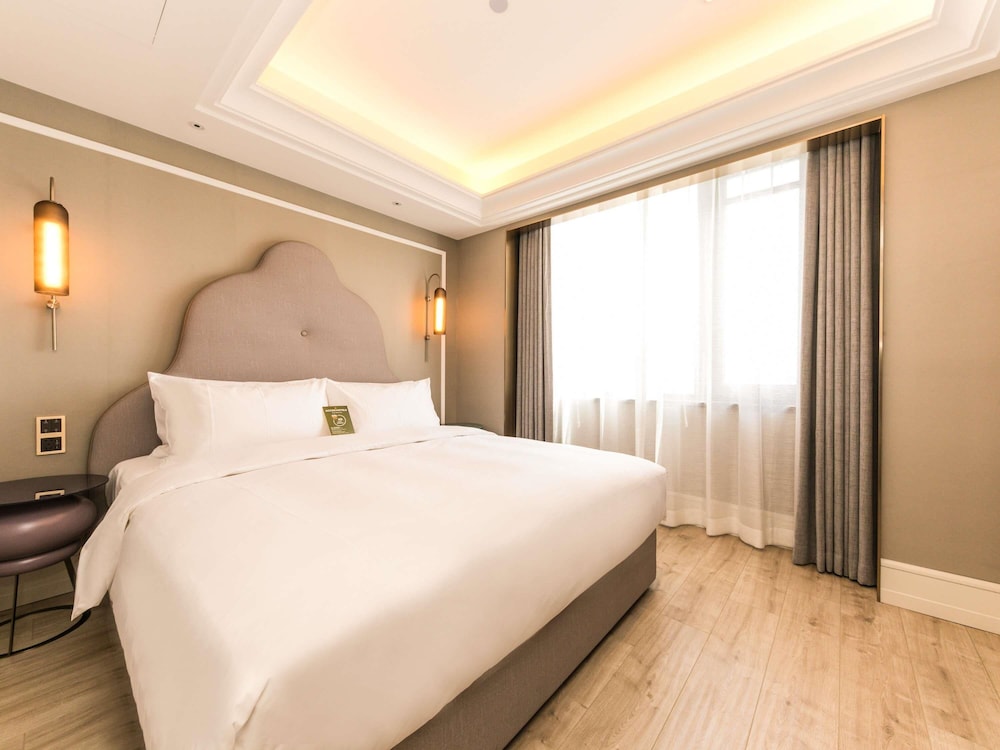 PRIVILEGE, SUITE, KING BED