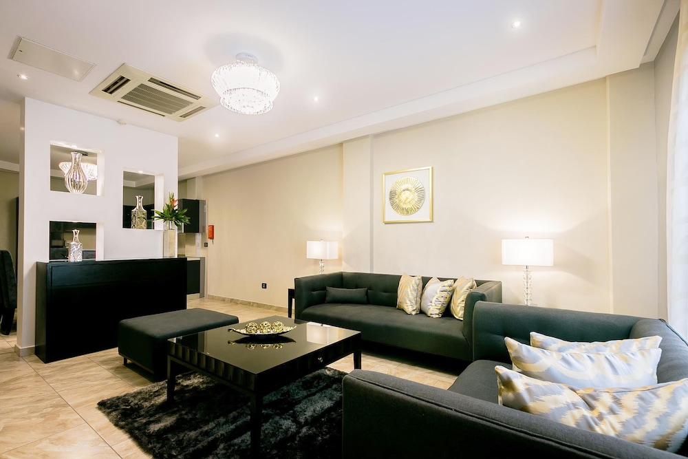 Oak Plaza Suites 44/66