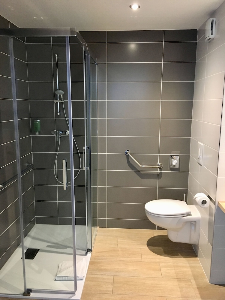 غرفة ديلوكس ثلاثية بسرير كوين مع أريكة، Brit Hotel Confort Martigues 5/5