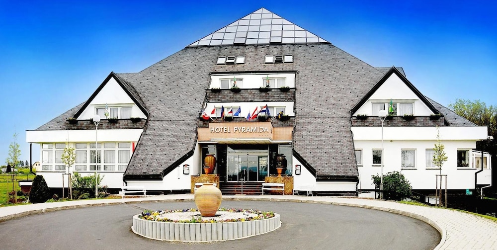 Lazensky hotel Pyramida I 81/90