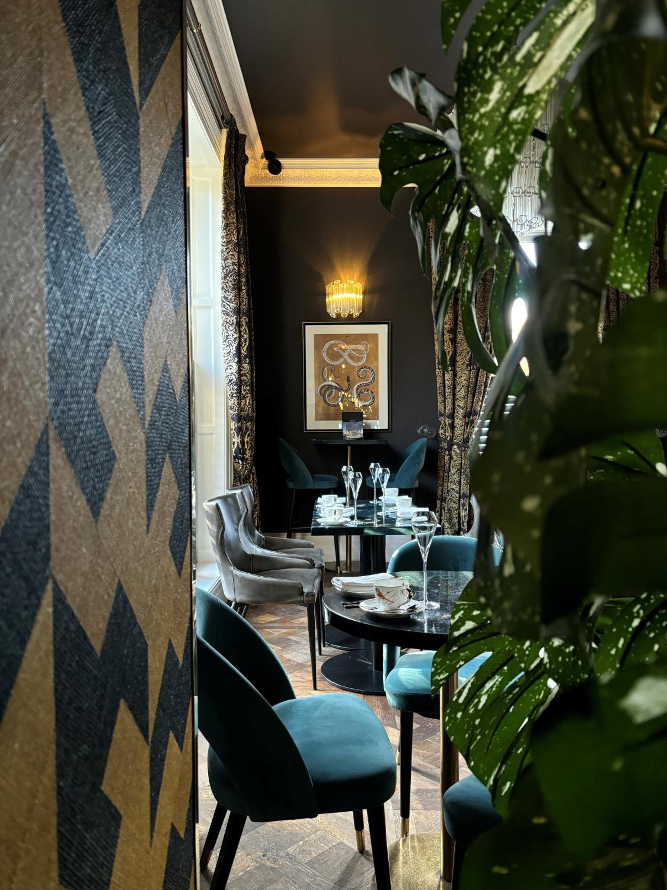 Manor House Lindley 25/31