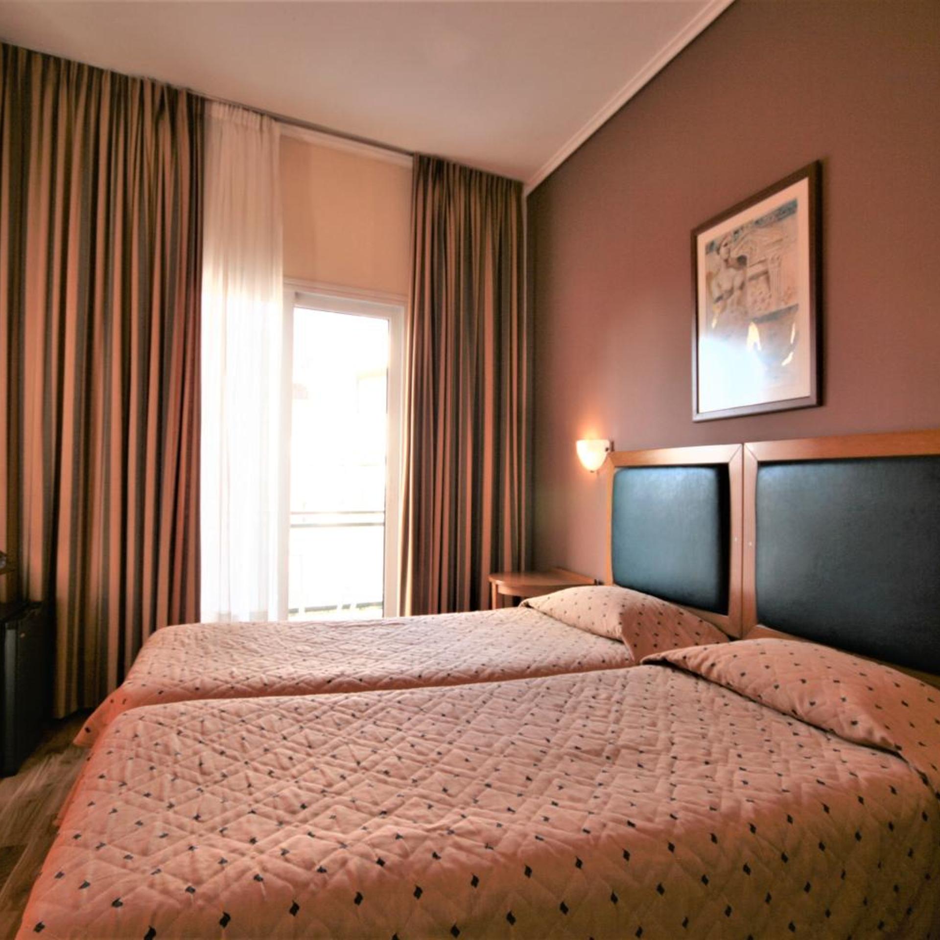 ROOM, DOUBLE OR TWIN BED