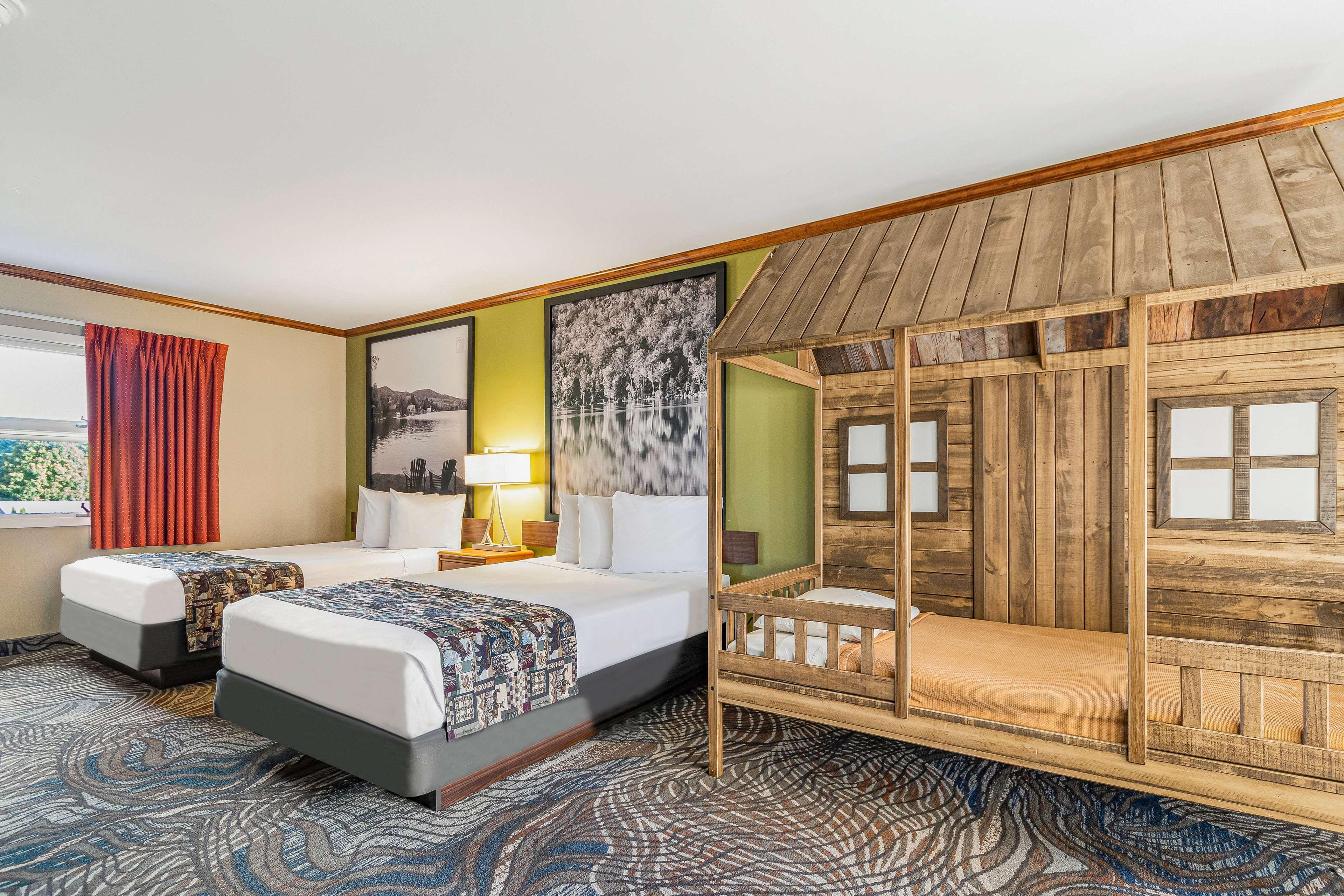 Suite, 3 Double Beds, Pool View