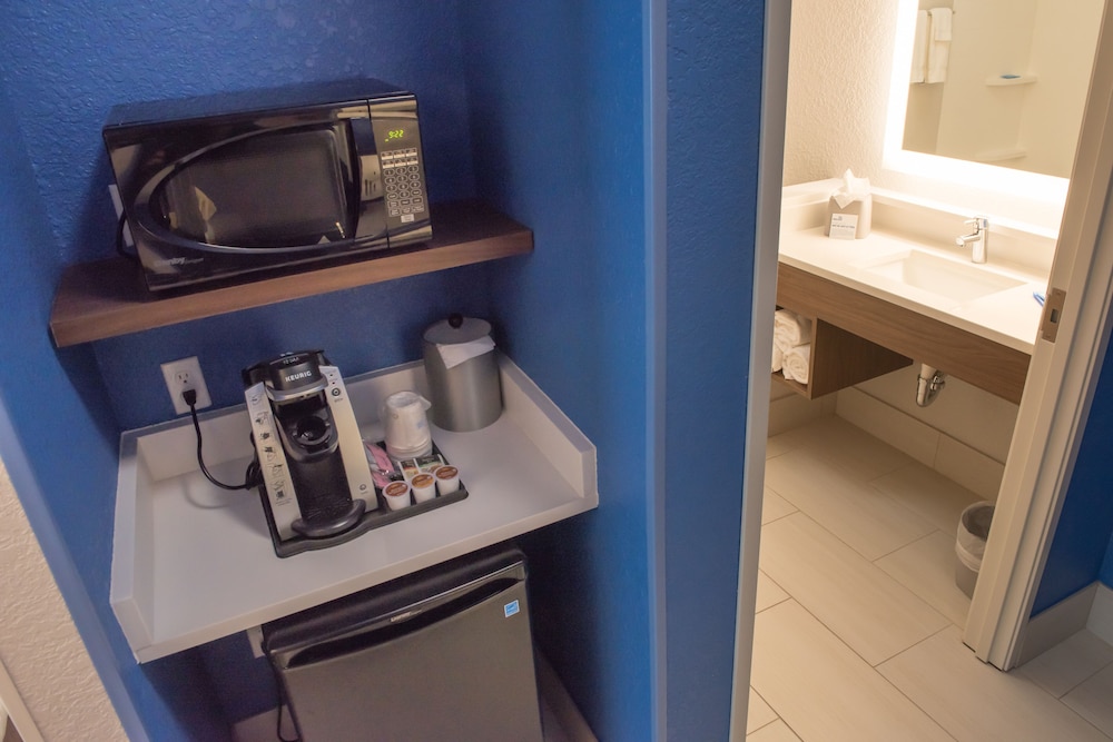 Holiday Inn Express Suites Merrillville 2/45