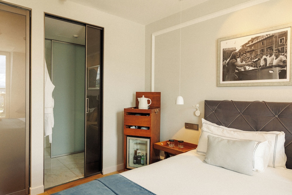 Petite, King Bed, Partial Sea View