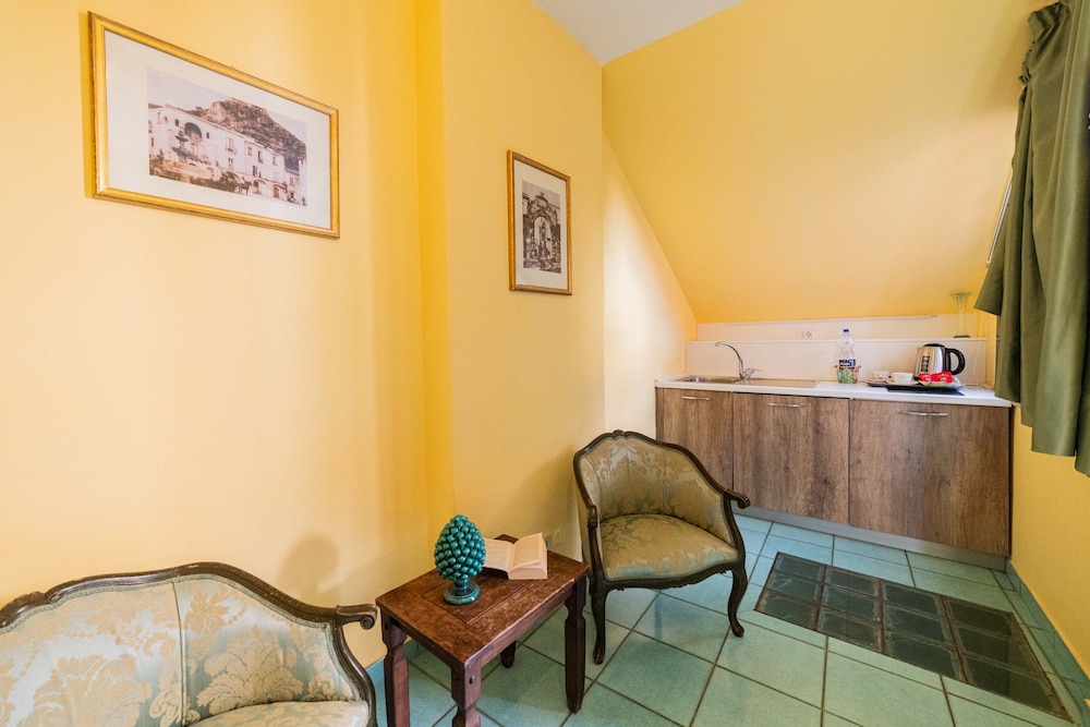 Mendolia Beach Hotel 4/47