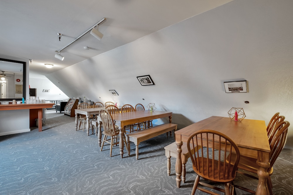 The College Inn 34/50