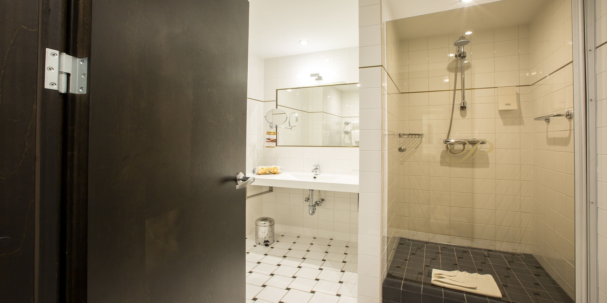 لوفت بسرير كوين، Promenade Hotel 5/7