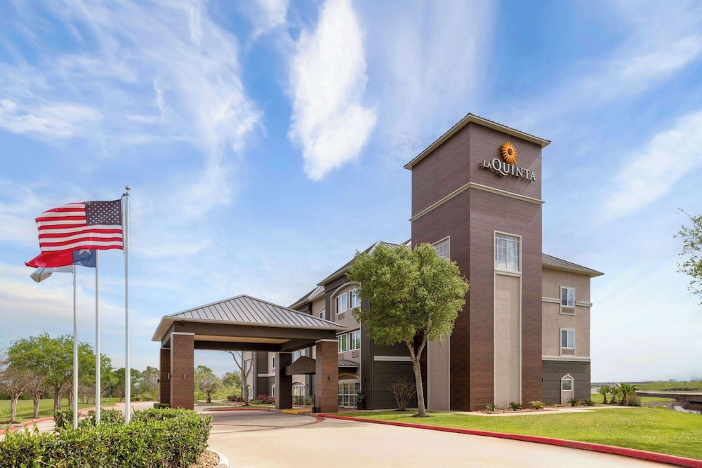 La Quinta Inn & Suites by Wyndham Angleton 3/50