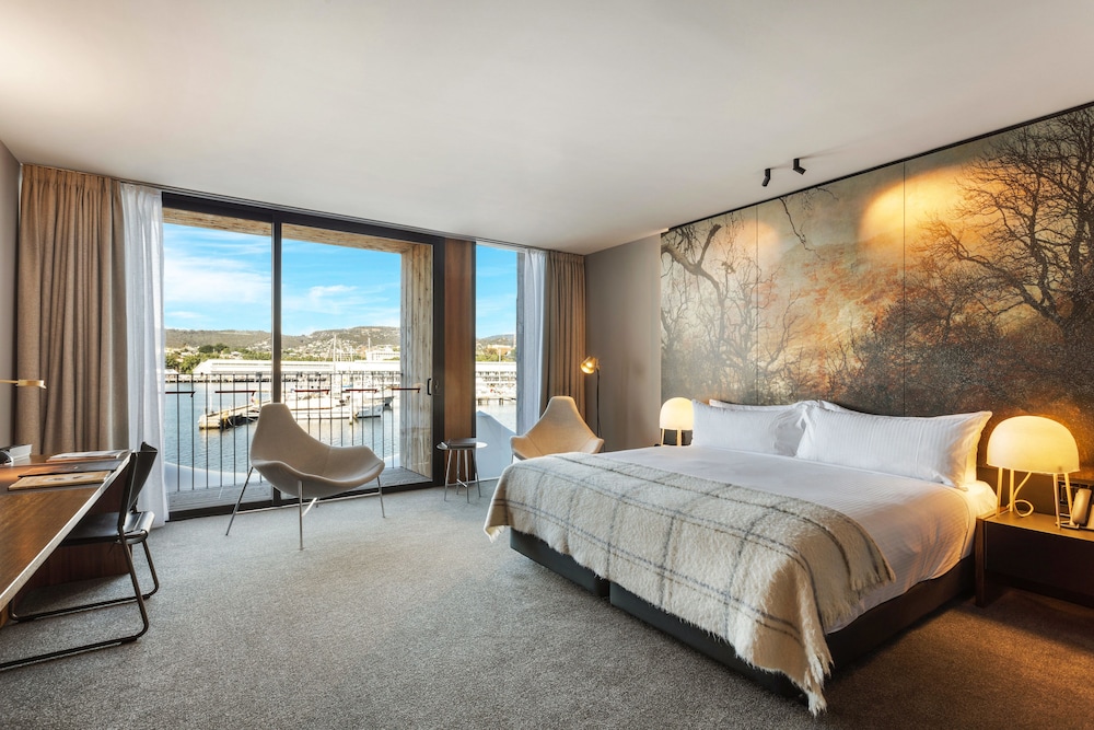 MACQ 01 HOTEL 30/69
