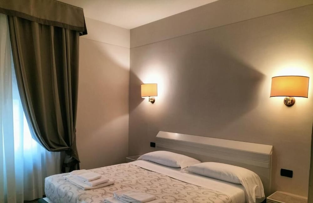 Arcadia Hotel 38/48