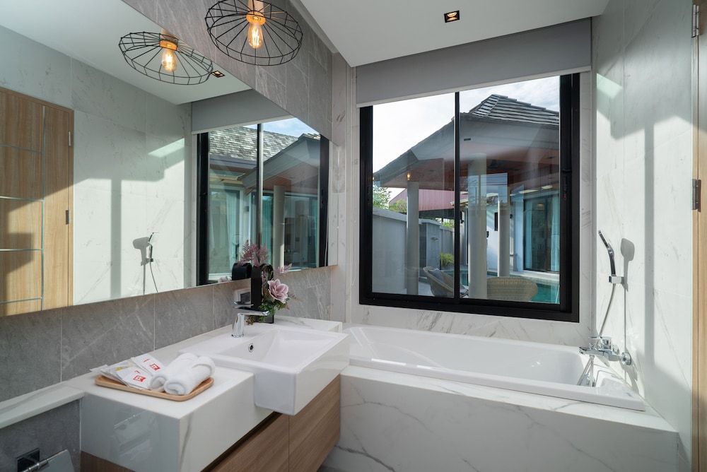 Pool, 5 Bedrooms, Central, Deluxe, Villa, 4 King Beds, 2 Queen Beds، Rawai Vip Villas Kids Park And Spa 10/10