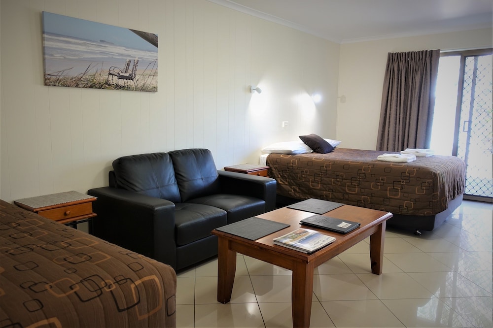 PACIFIC PALMS MOTOR INN 39/64