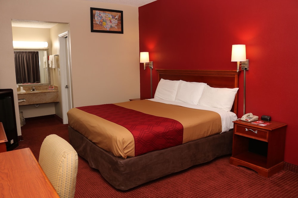 Econo Lodge Chesapeake Route 13 and I-464 5/19