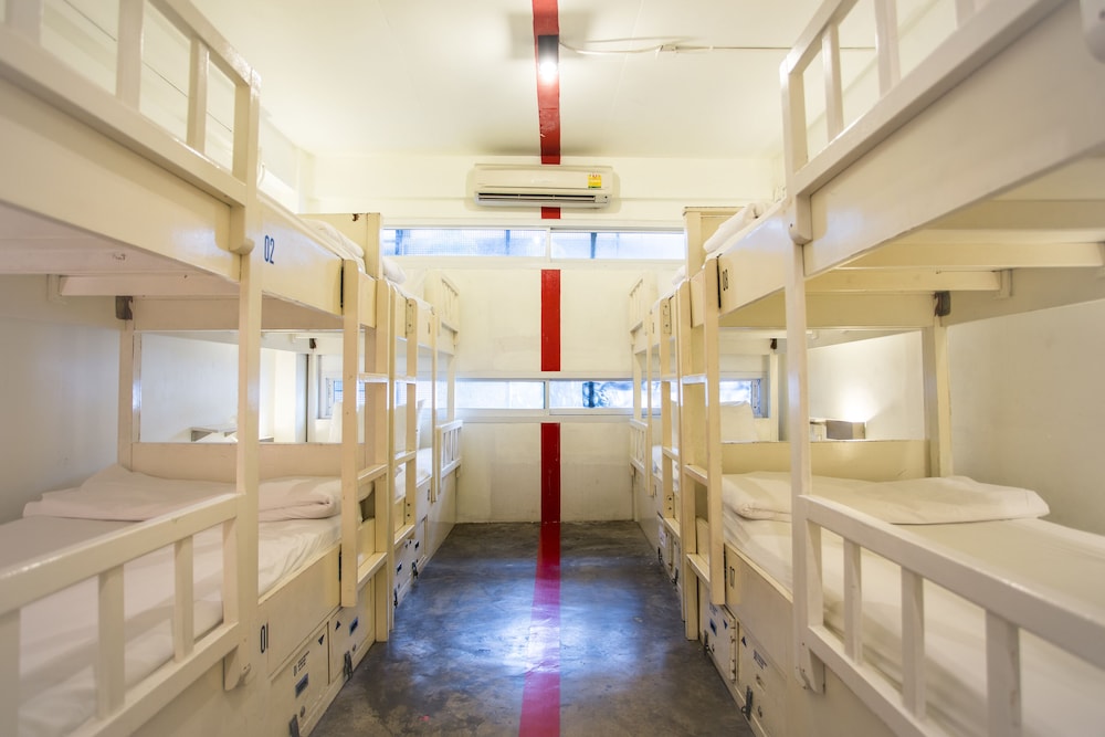 HQ HOSTEL SILOM 35/49